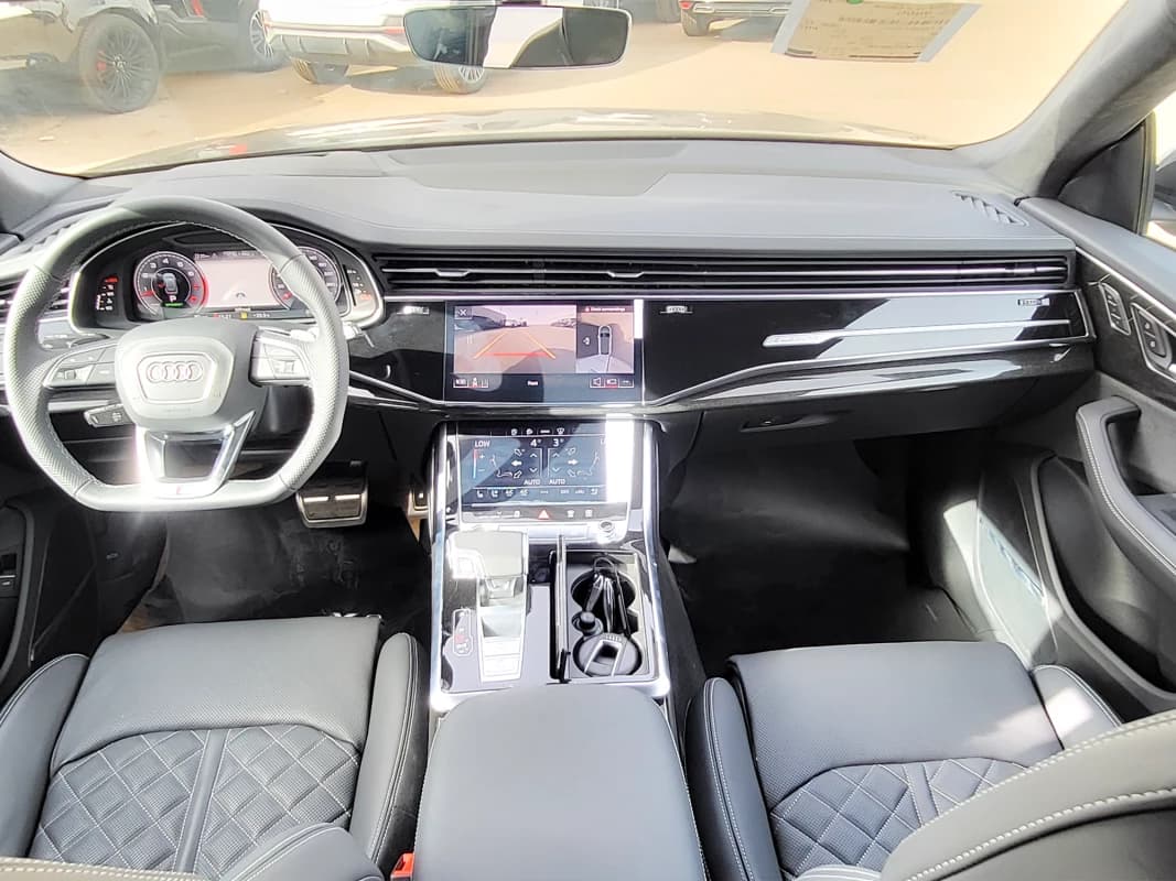 Audi Q8 2024 اس لاين أسود أوتوماتيك — جديدة