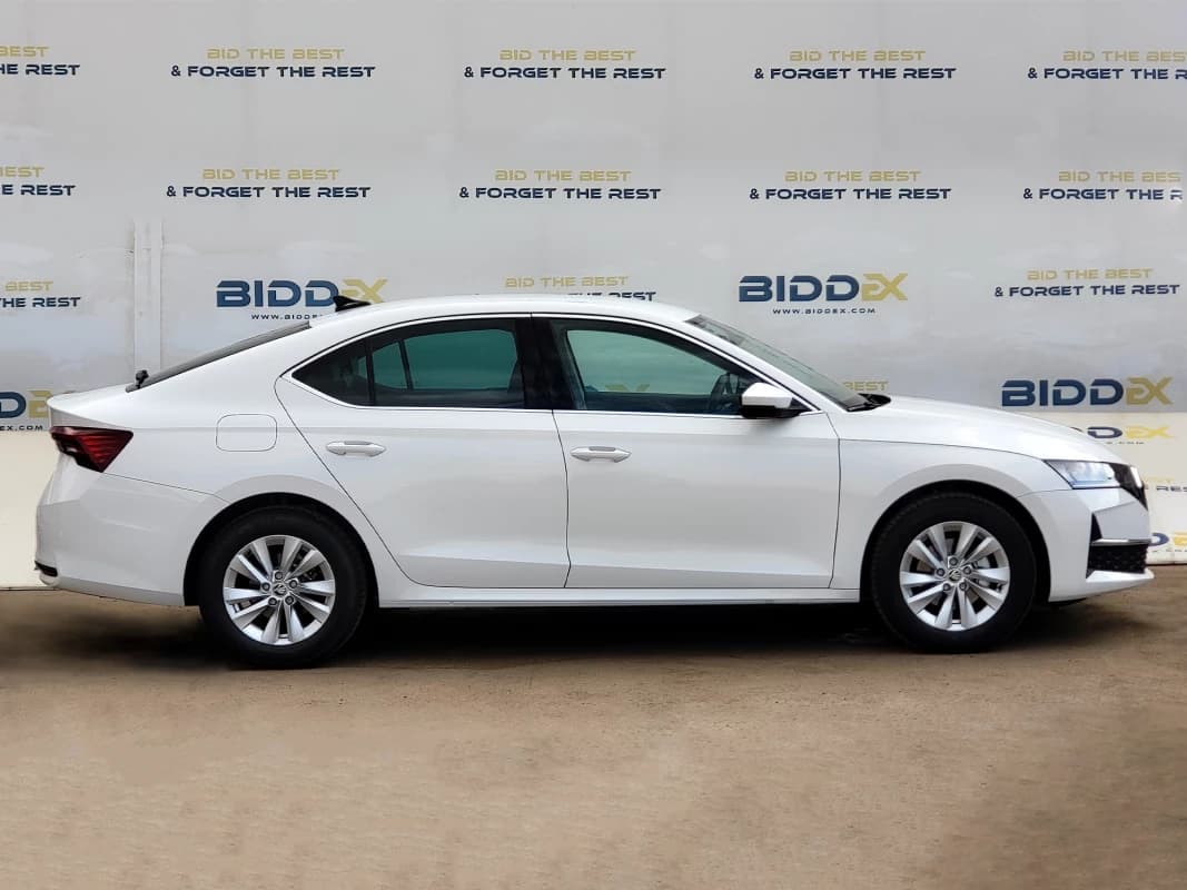 سكودا Octavia A8 2025 لوفت أبيض أوتوماتيك — جديدة