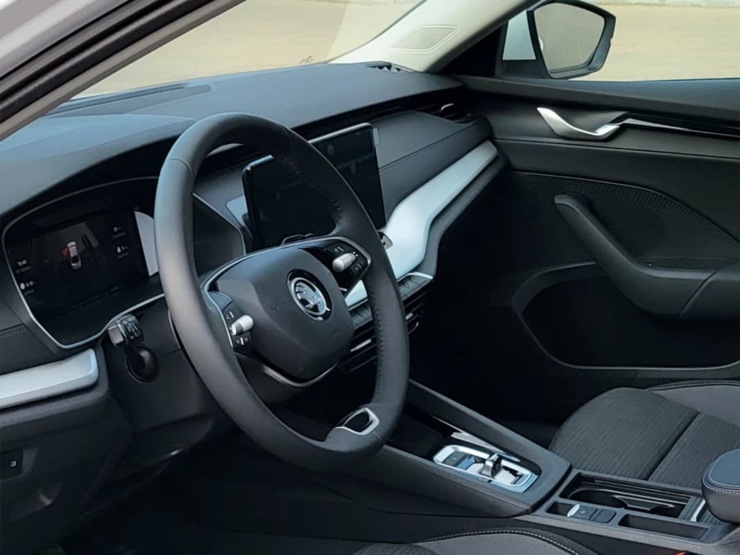 سكودا Octavia A8 2025 لوفت أبيض أوتوماتيك — جديدة
