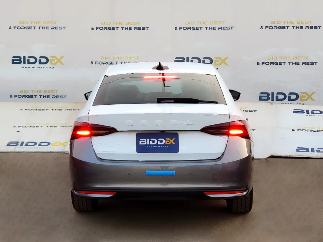 سكودا Octavia A8 2025 لاونج رمادي أوتوماتيك — جديدة