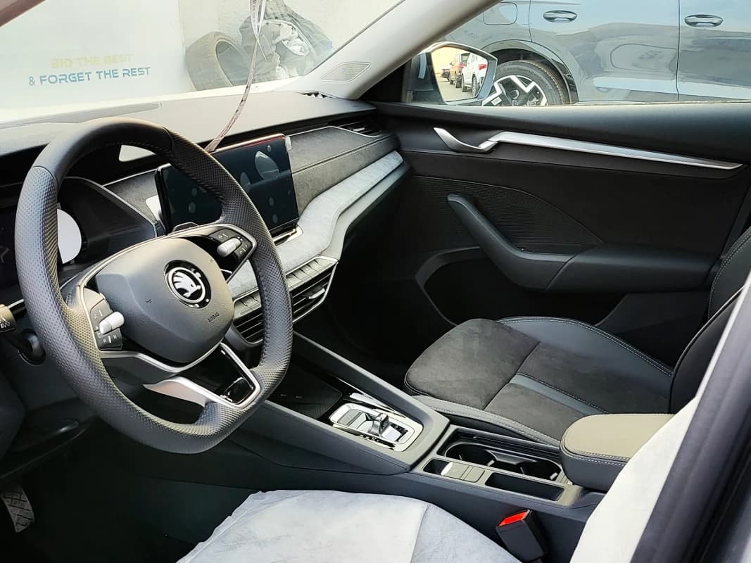 سكودا Octavia A8 2025 لاونج رمادي أوتوماتيك — جديدة