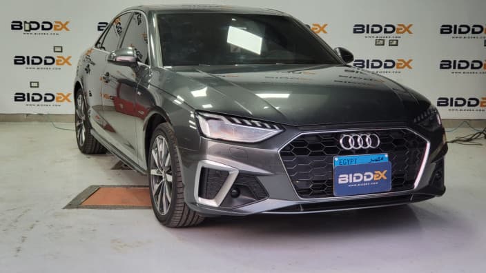 Audi A4 2024 اس لاين رمادي أوتوماتيك — مستعملة