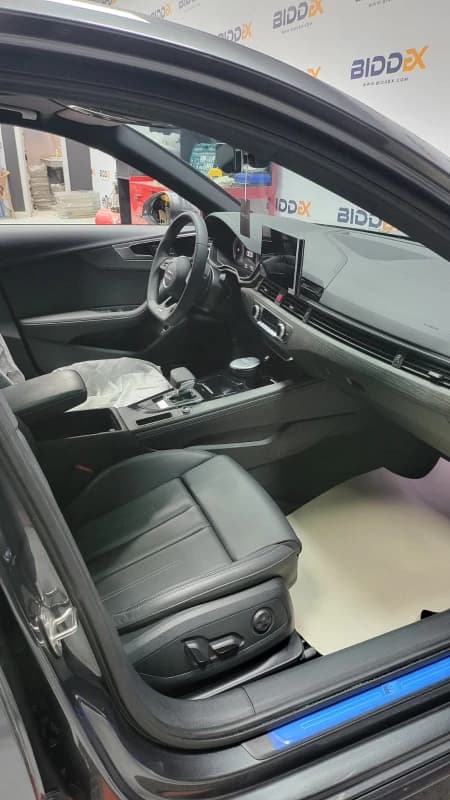 Audi A4 2024 اس لاين رمادي أوتوماتيك — مستعملة