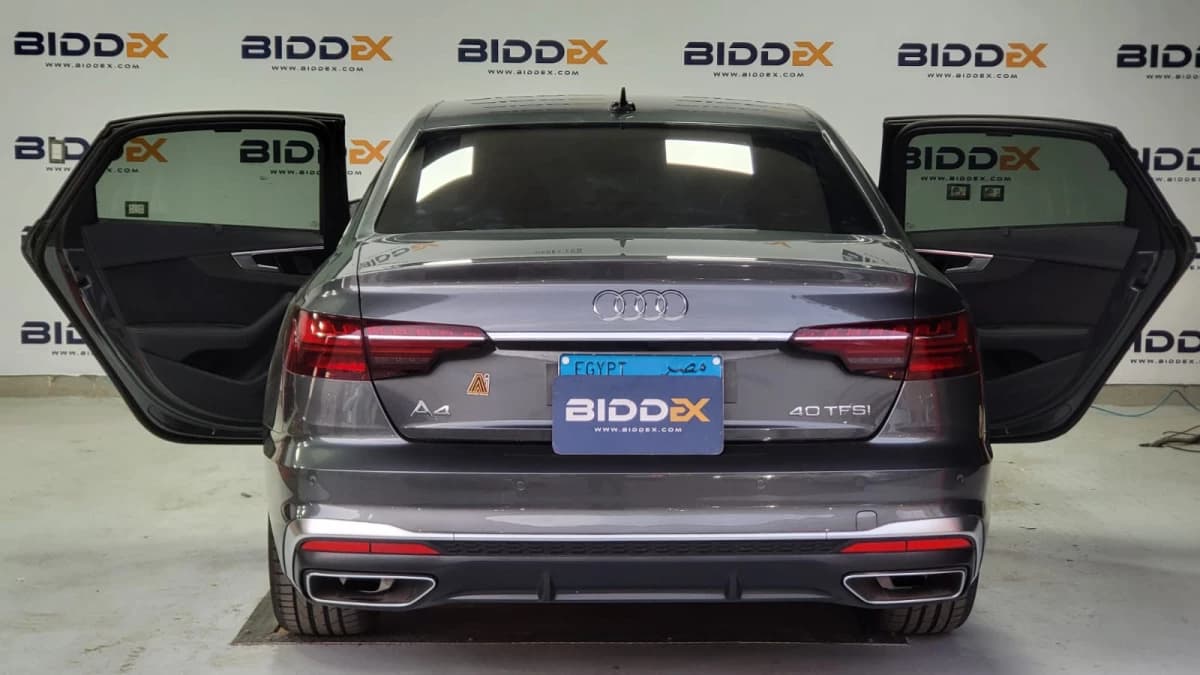 Audi A4 2024 اس لاين رمادي أوتوماتيك — مستعملة