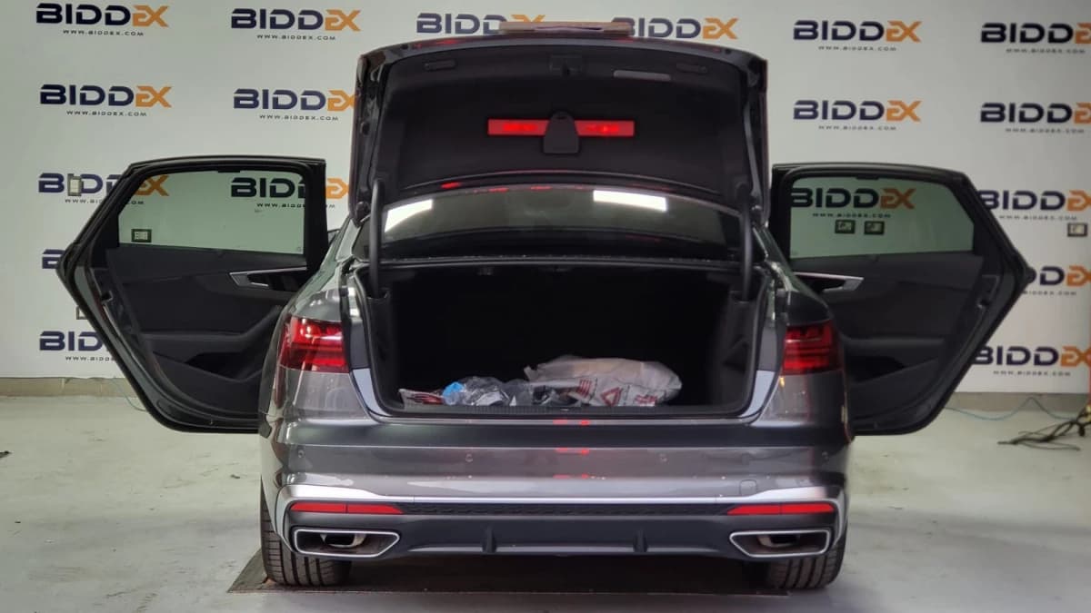 Audi A4 2024 اس لاين رمادي أوتوماتيك — مستعملة