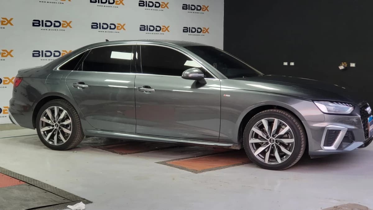 Audi A4 2024 اس لاين رمادي أوتوماتيك — مستعملة