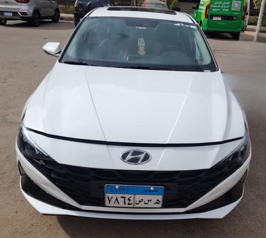 Hyundai Elantra CN7 2022 الفئة الثالثة أبيض أوتوماتيك — مستعملة - 1