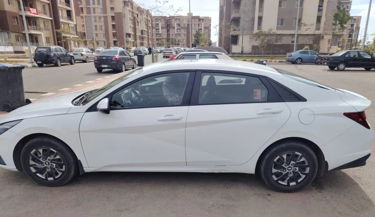 Hyundai Elantra CN7 2022 الفئة الثالثة أبيض أوتوماتيك — مستعملة