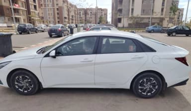 Hyundai Elantra CN7 2022 الفئة الثالثة أبيض أوتوماتيك — مستعملة - 2