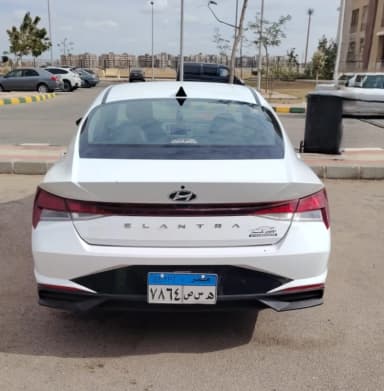 Hyundai Elantra CN7 2022 الفئة الثالثة أبيض أوتوماتيك — مستعملة - 3