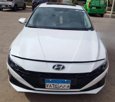 Hyundai Elantra CN7 2022 الفئة الثالثة أبيض أوتوماتيك — مستعملة - 4