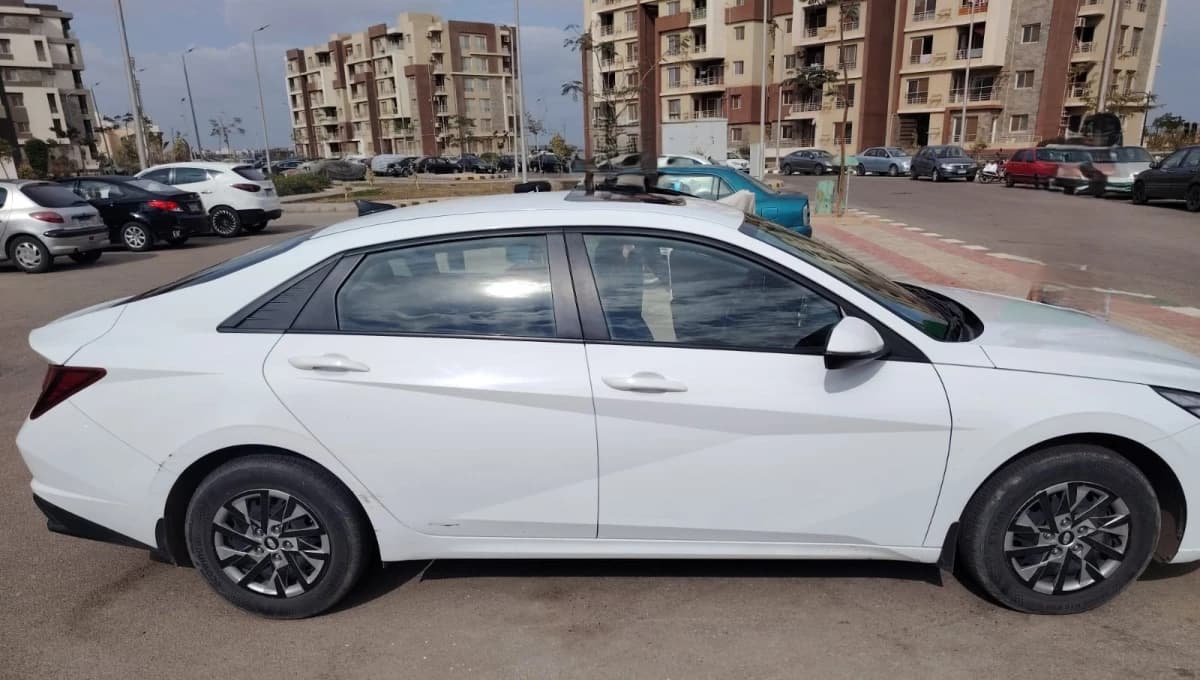 Hyundai Elantra CN7 2022 الفئة الثالثة أبيض أوتوماتيك — مستعملة