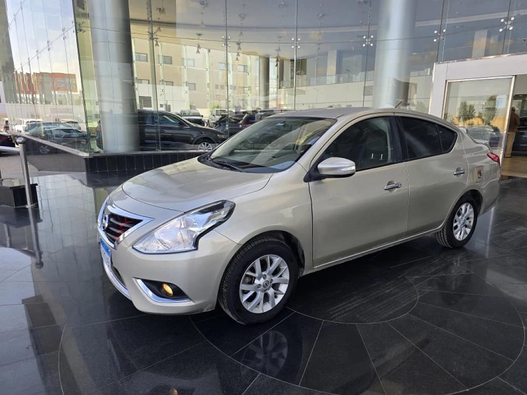 Nissan Sunny 2021 سوبر صالون ذهبي أوتوماتيك — مستعملة