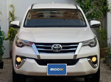 Toyota Fortuner 2021 بيج موتور 4000 أبيض أوتوماتيك — مستعملة - 1