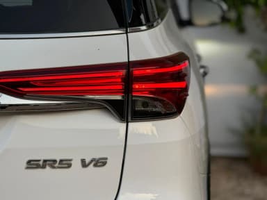 Toyota Fortuner 2021 بيج موتور 4000 أبيض أوتوماتيك — مستعملة - 3