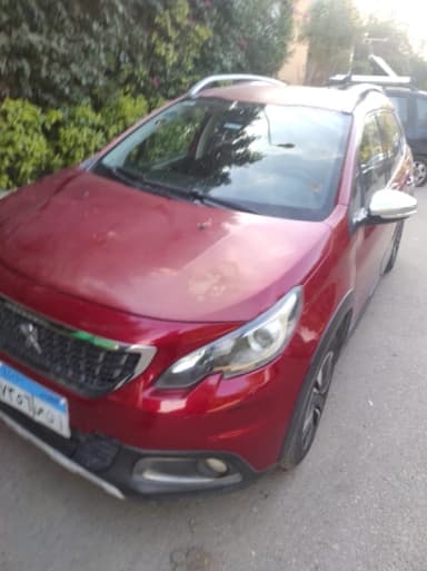 Peugeot 2008 2020 الور أحمر أوتوماتيك — مستعملة - 3