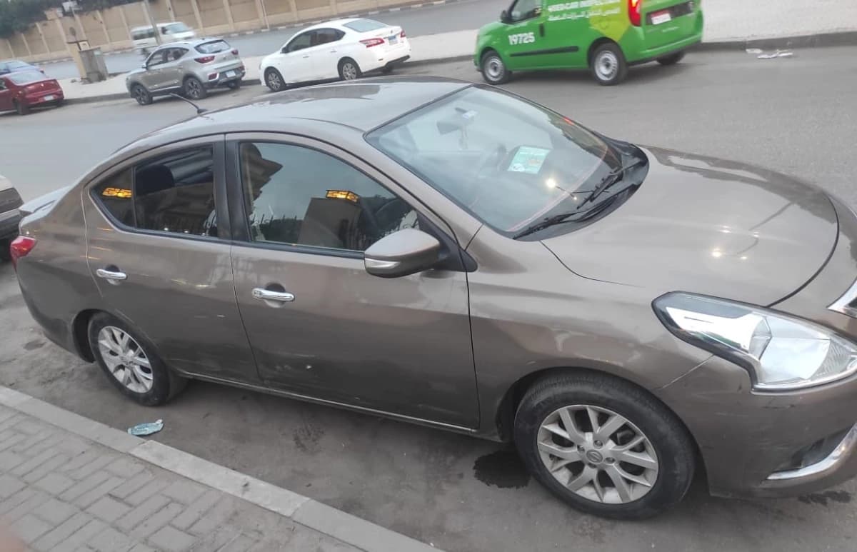 Nissan Sunny 2022 سوبر صالون بني أوتوماتيك — مستعملة