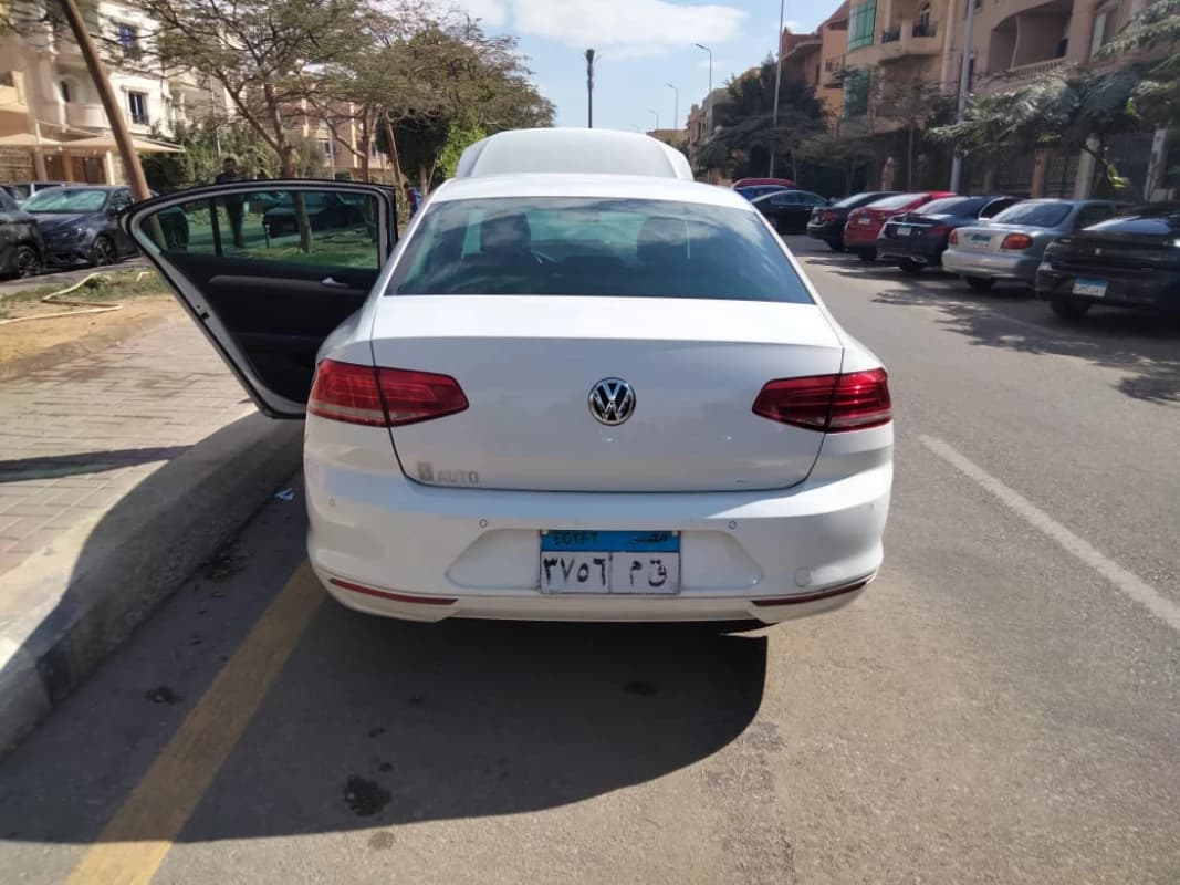 Volkswagen Passat 2018 تريند أبيض أوتوماتيك — مستعملة