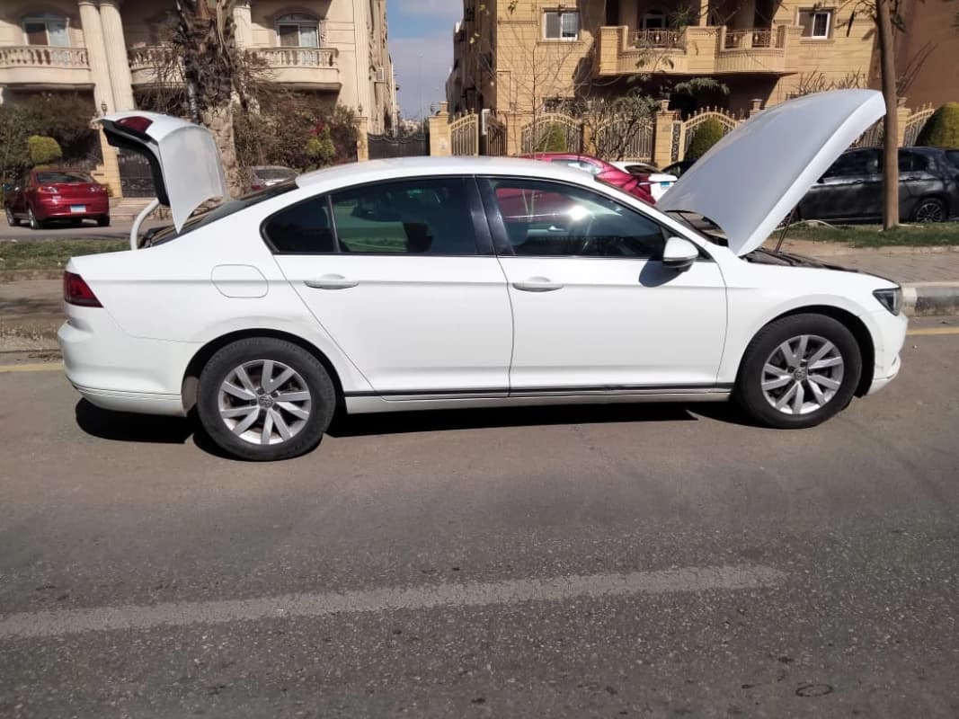 Volkswagen Passat 2018 تريند أبيض أوتوماتيك — مستعملة