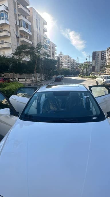 Hyundai Elantra CN7 2025 بلاك ديموند أبيض أوتوماتيك — مستعملة - 3