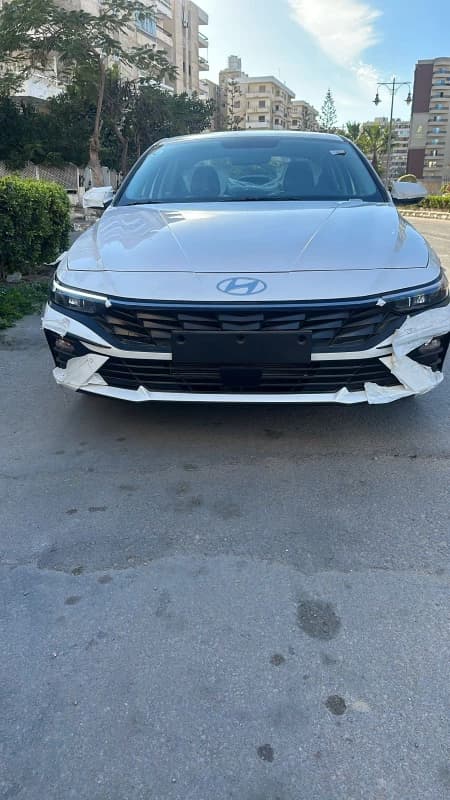Hyundai Elantra CN7 2025 بلاك ديموند أبيض أوتوماتيك — مستعملة