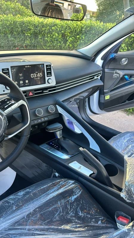 Hyundai Elantra CN7 2025 بلاك ديموند أبيض أوتوماتيك — مستعملة