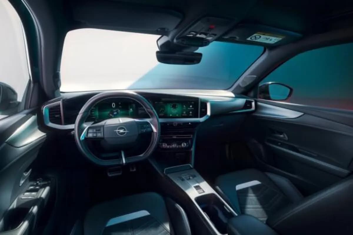 أوبل موكا 2026 جي اس لاين أبيض أوتوماتيك — جديدة