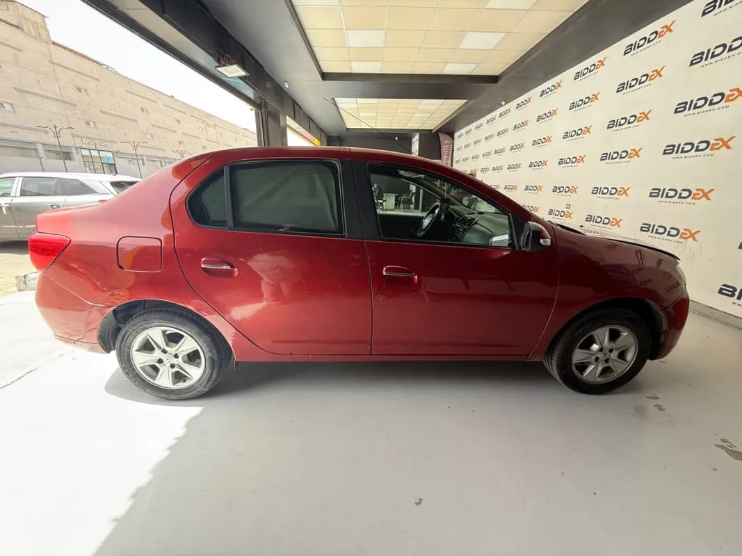 رينو لوجن 2015 هاي لاين أحمر غامق مانيوال — مستعملة