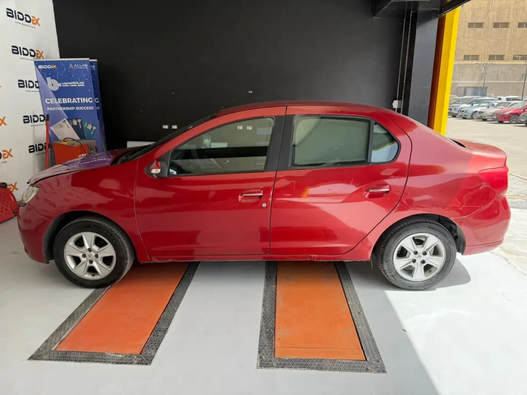 رينو لوجن 2015 هاي لاين أحمر غامق مانيوال — مستعملة