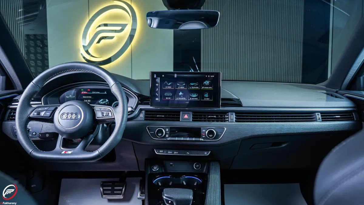 أودي A4 2025 سيدان رمادي إسمنتي أوتوماتيك — مستعملة