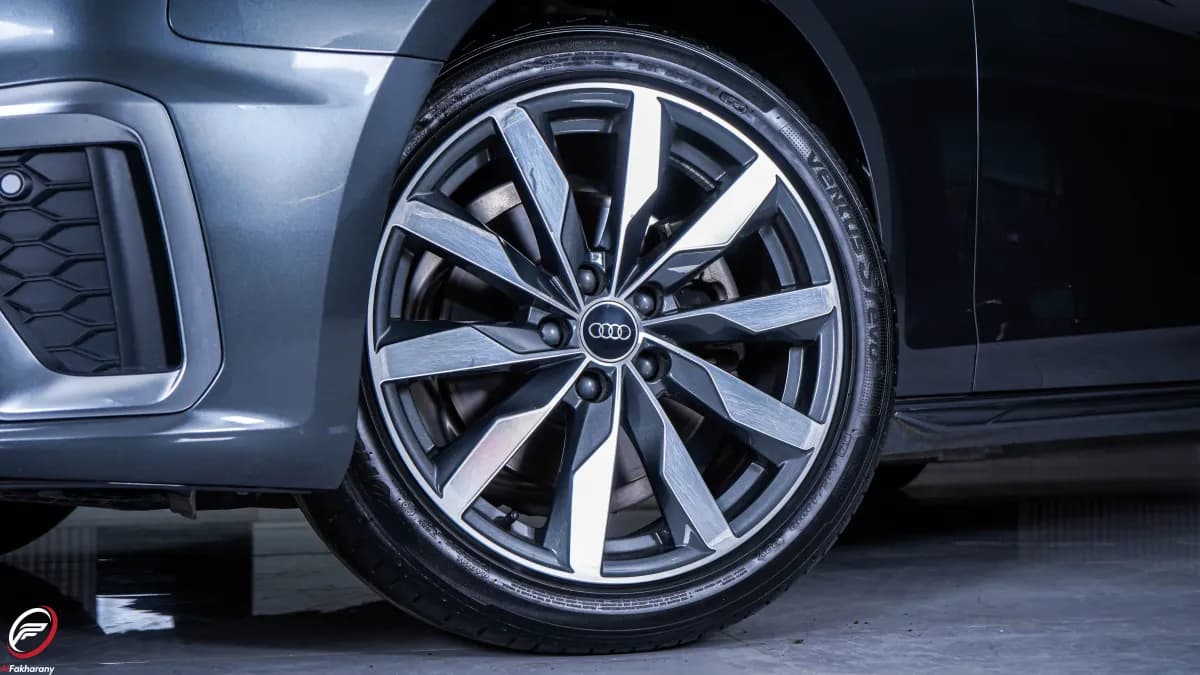 أودي A4 2025 سيدان رمادي إسمنتي أوتوماتيك — مستعملة