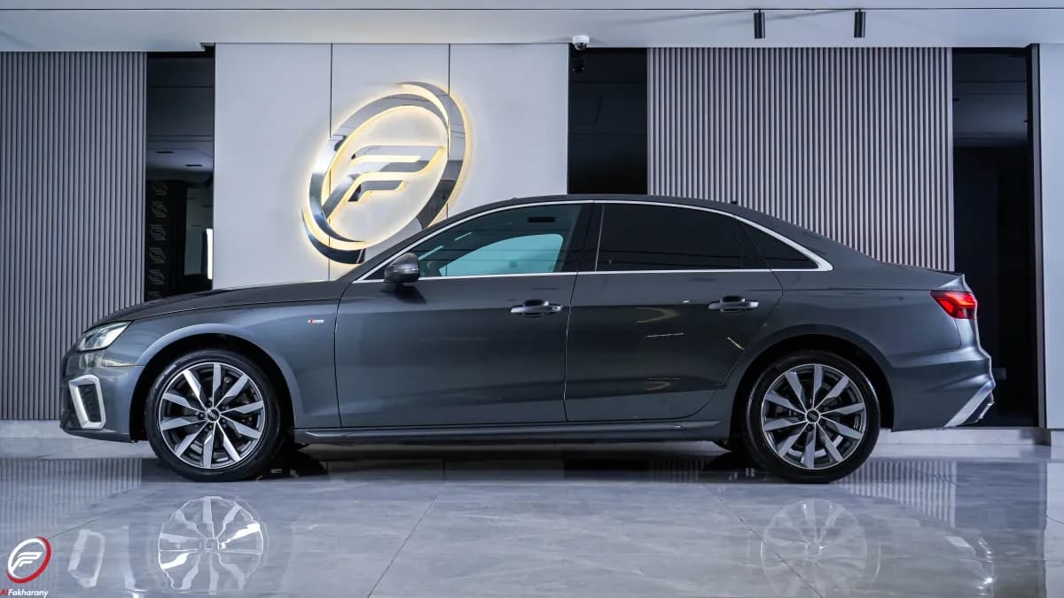 أودي A4 2025 سيدان رمادي إسمنتي أوتوماتيك — مستعملة