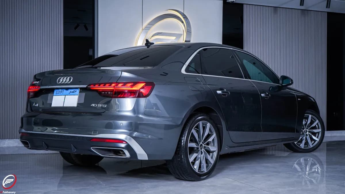 أودي A4 2025 سيدان رمادي إسمنتي أوتوماتيك — مستعملة