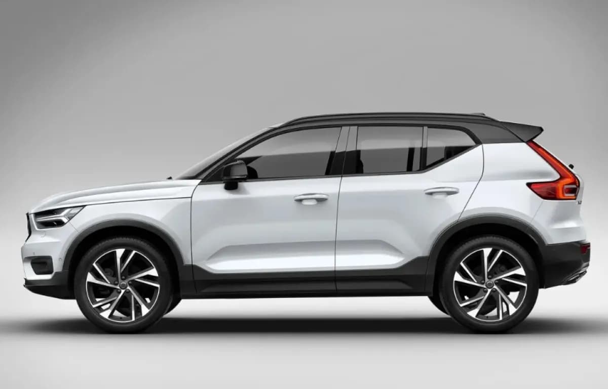 فولفو اكس سي 60 2026 بلاك ايديشن أبيض أوتوماتيك — جديدة