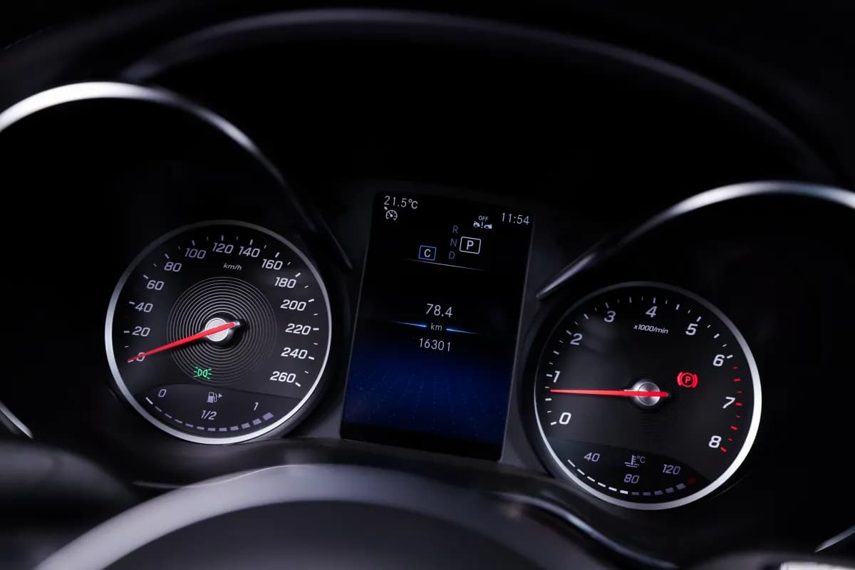 مرسيدس بنز C180 2023 ايه ام جي فضي أوتوماتيك — مستعملة