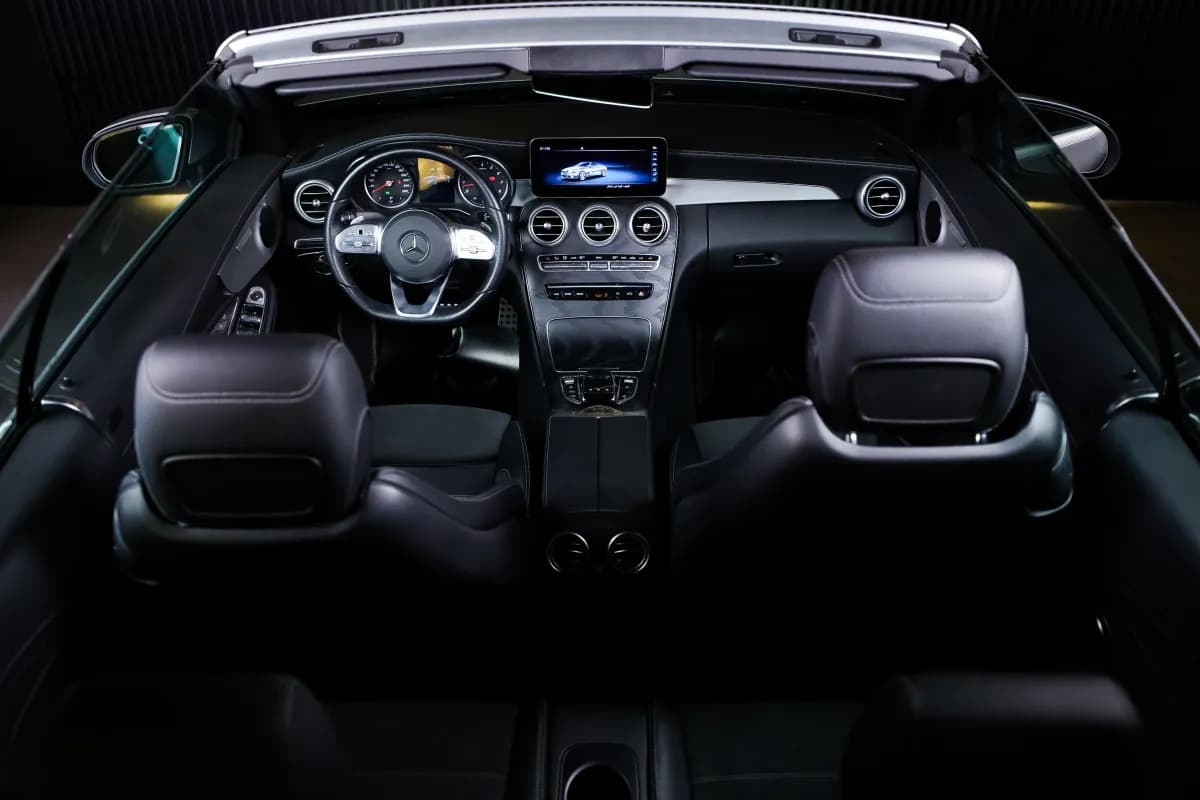 مرسيدس بنز C180 2023 ايه ام جي فضي أوتوماتيك — مستعملة