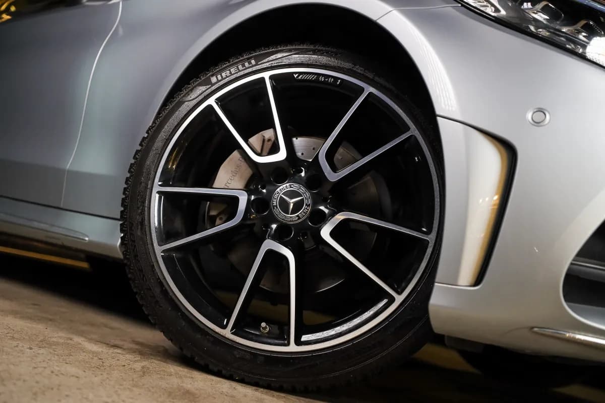 مرسيدس بنز C180 2023 ايه ام جي فضي أوتوماتيك — مستعملة