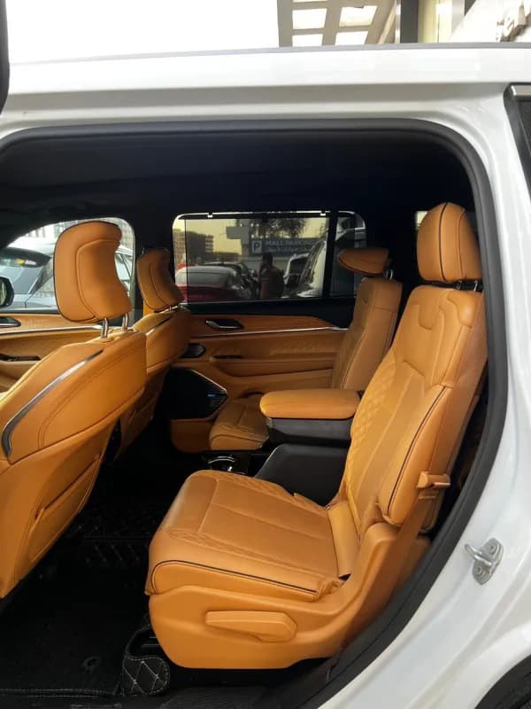 جيب جراند شيروكي 2023 ساميت أبيض أوتوماتيك — مستعملة