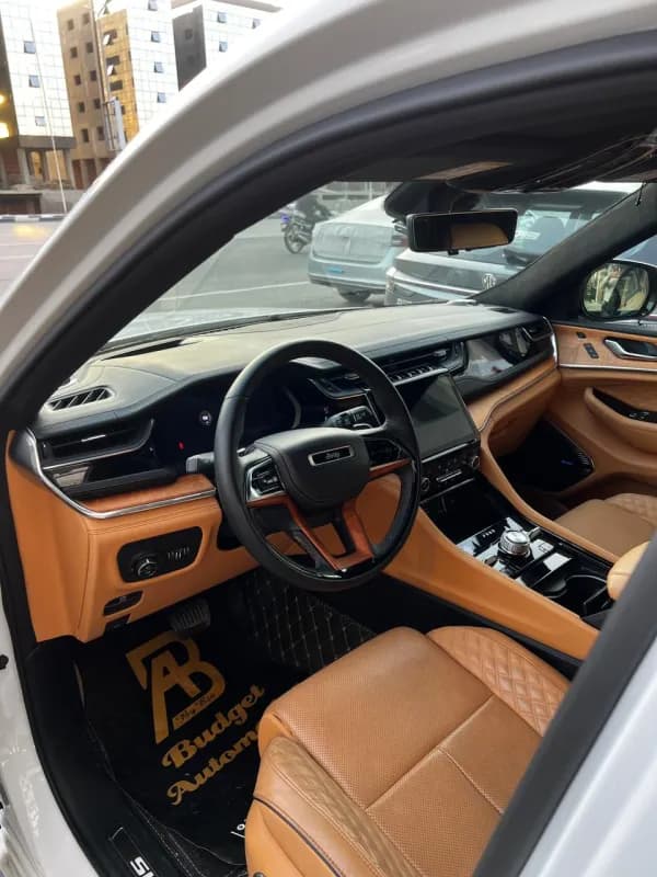 جيب جراند شيروكي 2023 ساميت أبيض أوتوماتيك — مستعملة