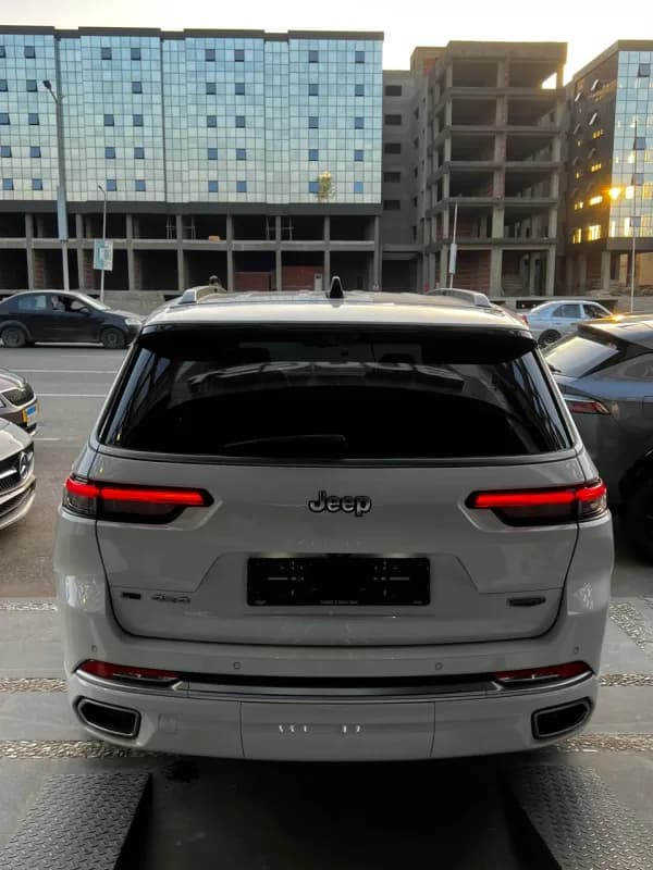 جيب جراند شيروكي 2023 ساميت أبيض أوتوماتيك — مستعملة