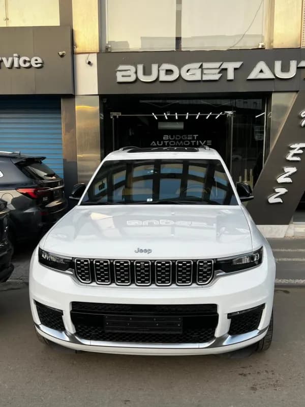 جيب جراند شيروكي 2023 ساميت أبيض أوتوماتيك — مستعملة