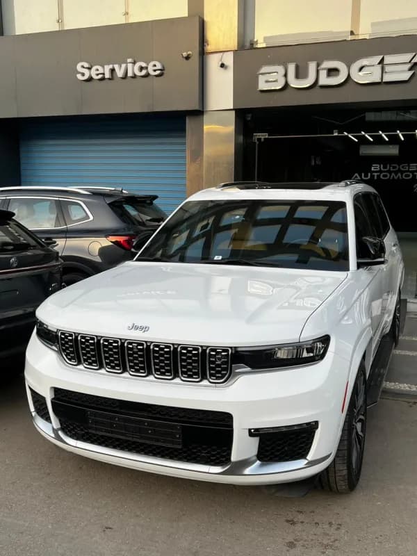 جيب جراند شيروكي 2023 ساميت أبيض أوتوماتيك — مستعملة