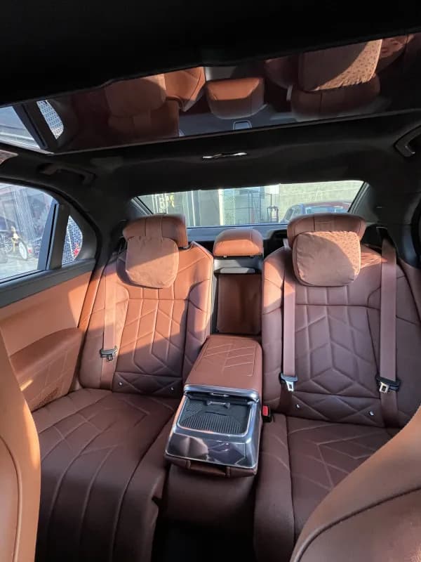 بي ام دبليو 740i 2024 بيور اكسلنس أسود أوتوماتيك — مستعملة