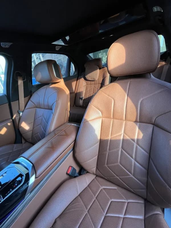 بي ام دبليو 740i 2024 بيور اكسلنس أسود أوتوماتيك — مستعملة