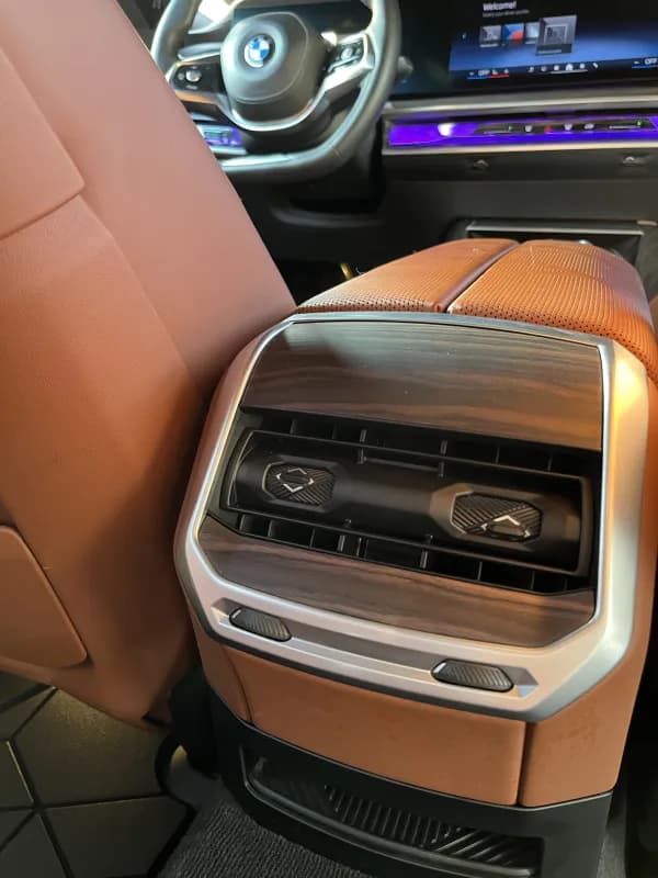 بي ام دبليو 740i 2024 بيور اكسلنس أسود أوتوماتيك — مستعملة