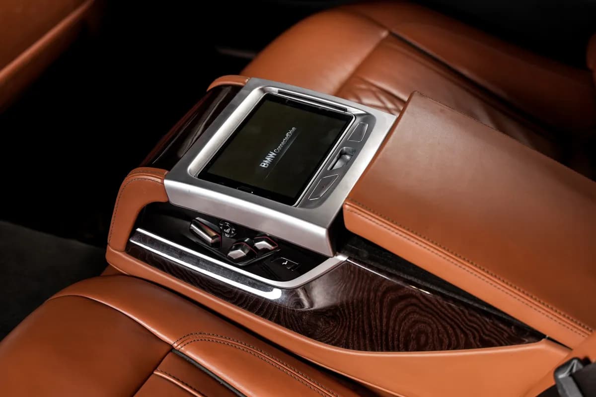 بي ام دبليو 740i 2019