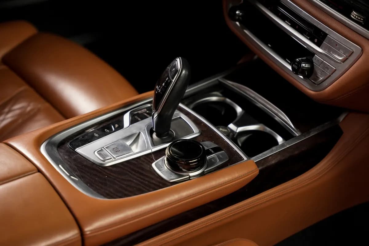 بي ام دبليو 740i 2019