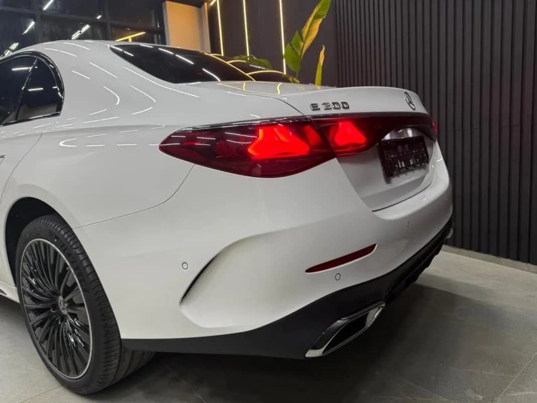 مرسيدس بنز E200 2026 بريميوم بلس أبيض أوتوماتيك — جديدة