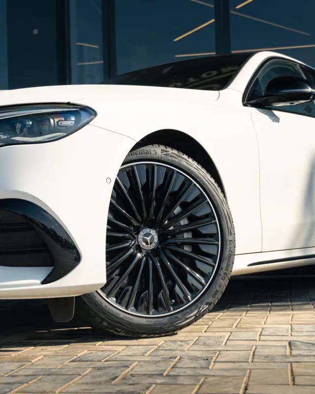 مرسيدس بنز E200 2025 ايه ام جي أبيض أوتوماتيك — جديدة