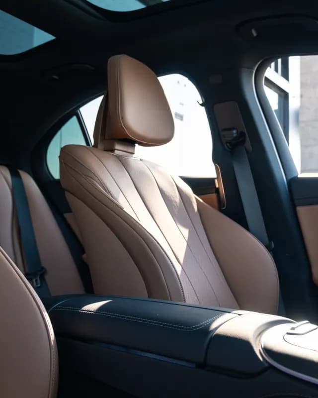 مرسيدس بنز E200 2025 ايه ام جي أبيض أوتوماتيك — جديدة